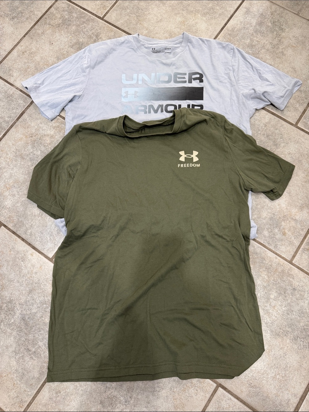 Under Armour Men’s Olive Green Freedom Logo Tee with Light Gray Logo Graphic Tee
